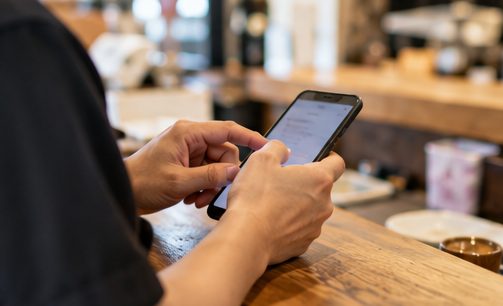 スマートフォンで入力する様子